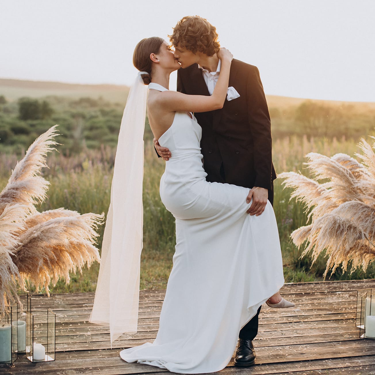 Pareja de novios haciendo énfasis a Servicios para bodas y XV años